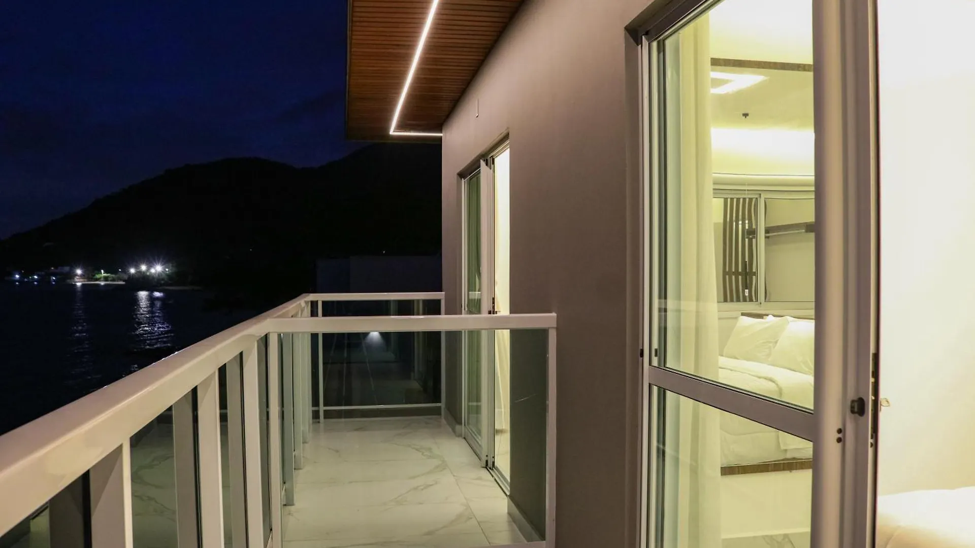 Casa A Beira-Mar, Com Spa E Vista Deslumbrante No Ribeirao Da Ilha Em Florianópolis Hébergement de vacances