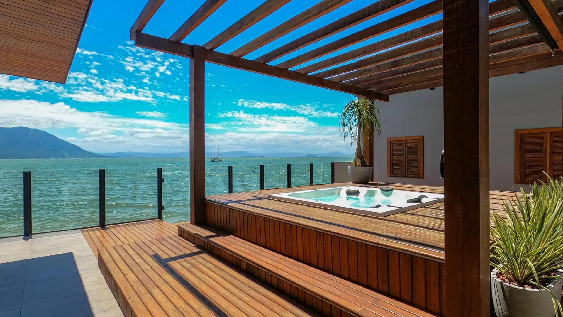 Hébergement de vacances Casa A Beira-Mar, Com Spa E Vista Deslumbrante No Ribeirao Da Ilha Em Florianópolis