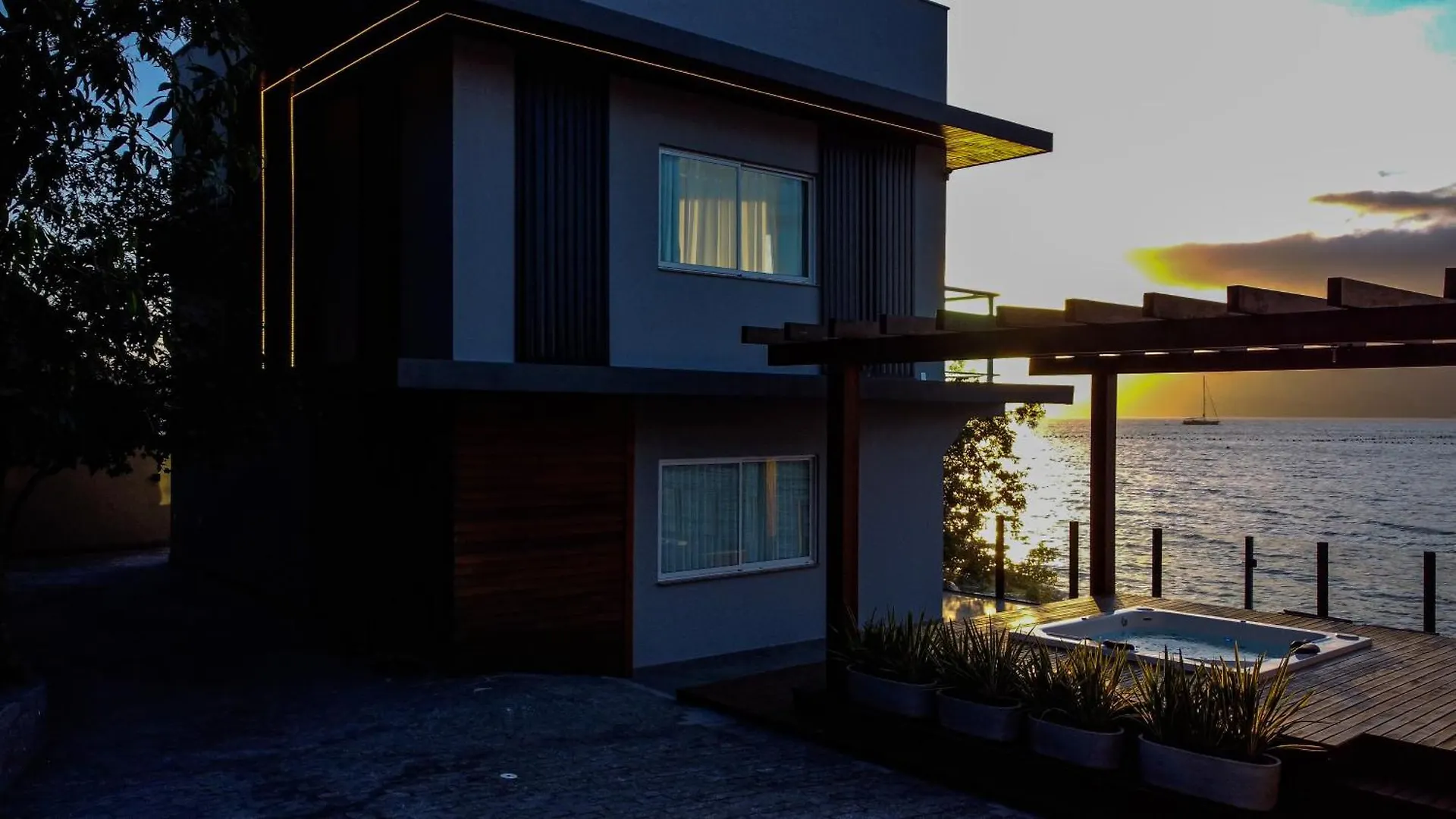 Casa A Beira-Mar, Com Spa E Vista Deslumbrante No Ribeirao Da Ilha Em Florianópolis Brésil