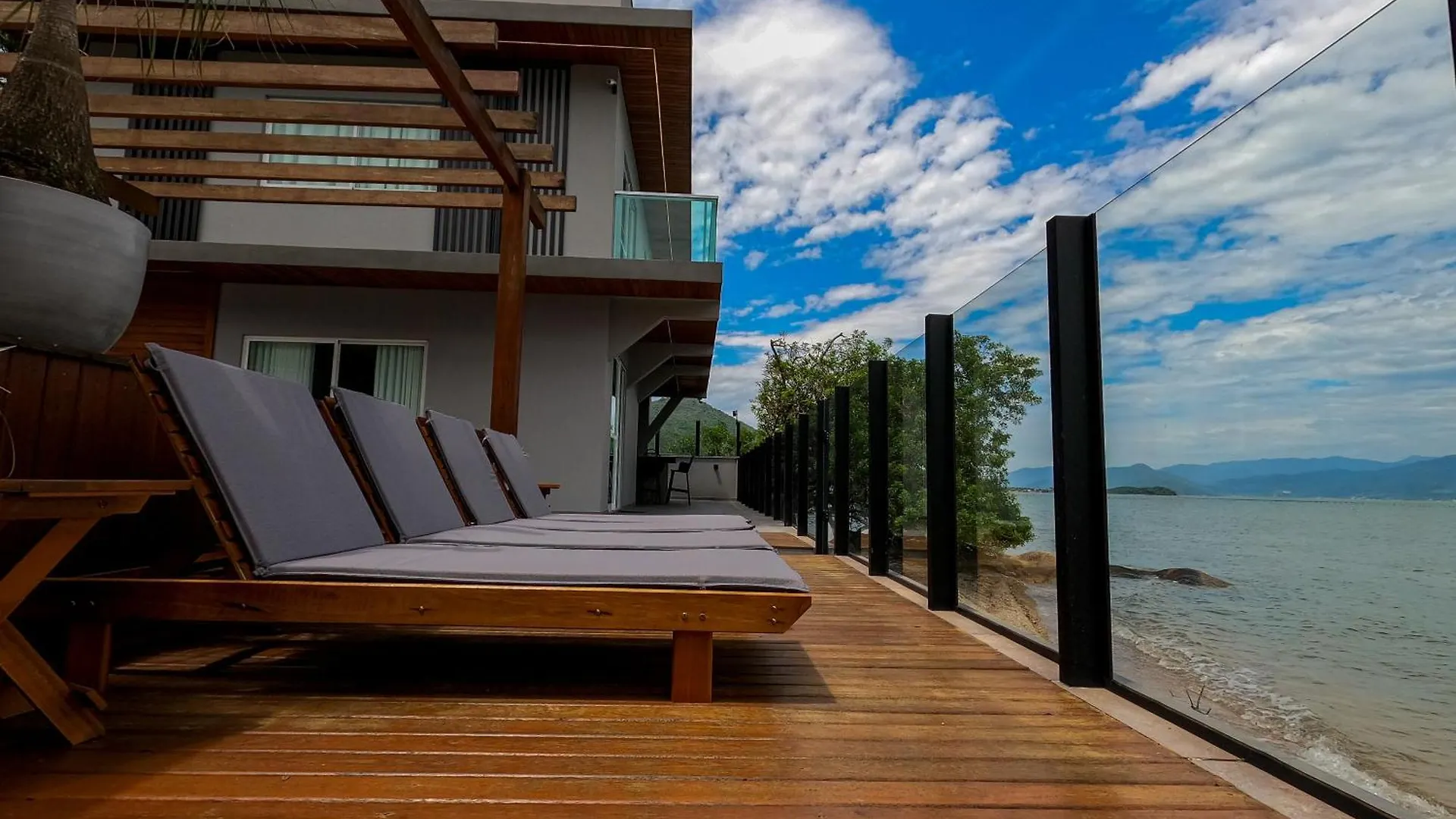 Hébergement de vacances Casa A Beira-Mar, Com Spa E Vista Deslumbrante No Ribeirao Da Ilha Em Florianópolis