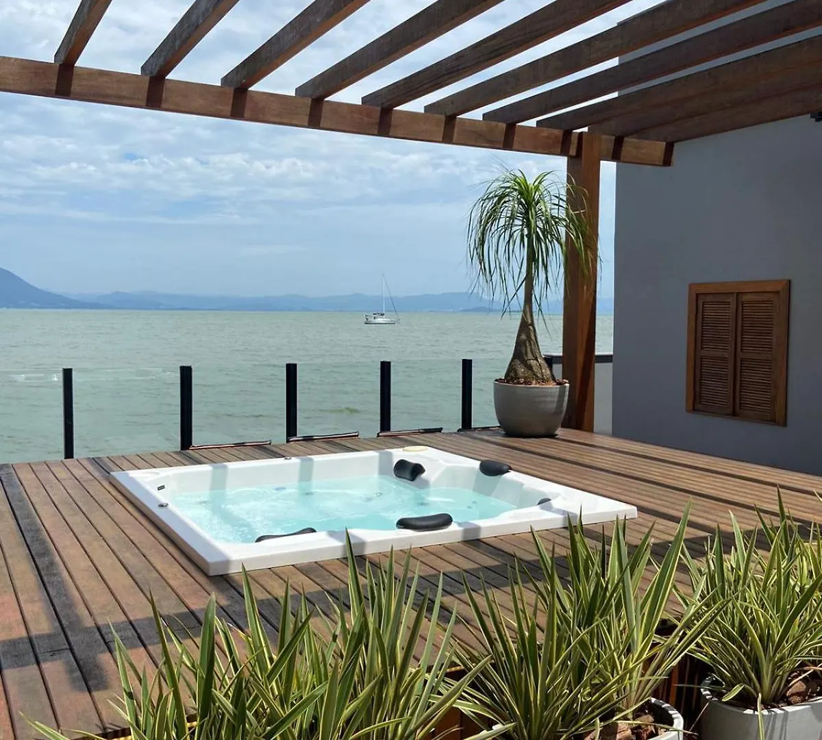 Casa A Beira-Mar, Com Spa E Vista Deslumbrante No Ribeirao Da Ilha Em Florianópolis Hébergement de vacances