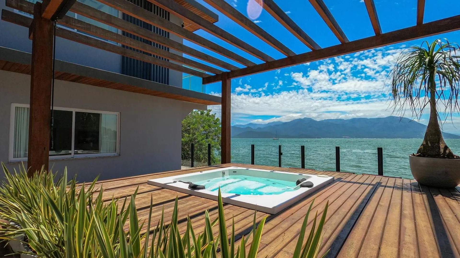 Casa A Beira-Mar, Com Spa E Vista Deslumbrante No Ribeirao Da Ilha Em Florianopolis